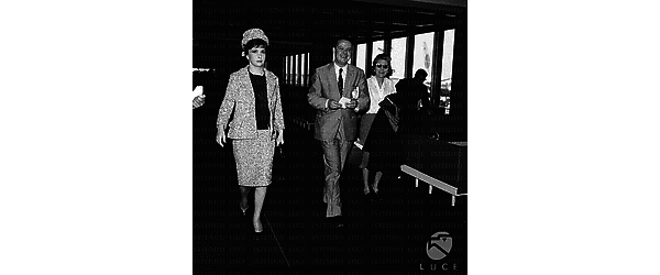 Gina Lollobrigida all'aeroporto - totale