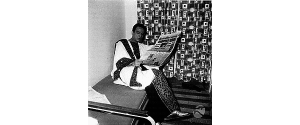 Carlo D'angelo in costume in camerino legge un giornale sportivo