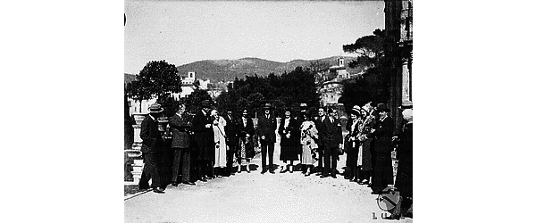 La delegazione inglese posa per una foto di gruppo sulla balconata nei giardini di Villa d'Este; al centro Chamberlain