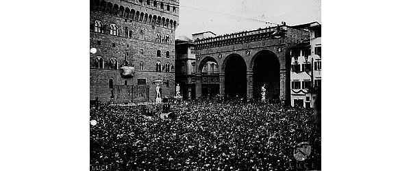Firenze Inquadratura dall'alto di Piazza della Signoria gremita di gente in occasione della visita del Fuhrer; sullo sfondo le sculture di "David" ed "Ercole e Caco" e la Loggia dei Lanzi