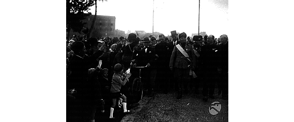 Roma Mussolini, accompagnato dal governatore di Roma Boncompagni Ludovisi, da Attilio Teruzzi, Antonio Munoz e personalità, cammina lungo un marciapiede nei pressi di piazza Bocca della Verità in occasione della sua visita alle opere del regime