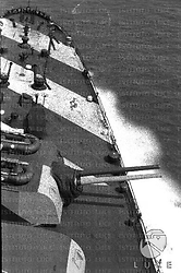 Una nave da guerra italiana punta i cannoni a destra, il ponte di prua della nave