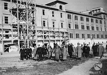 Roma Mussolini, accompagnato da gerarchi ed ufficiali in divisa, visita il cantiere di ampliamento della Caserma della Guardia di Finanza