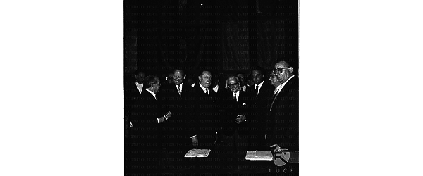 A sinistra Francesco Diana che discute con Clarke, al centro il ministro Folchi e Ildebrando Pizzetti e sulla destra Diego Rossi - campo medio