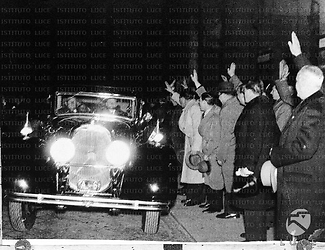 Vienna Riproduzione di una fotografia: Galeazzo Ciano salutato da alcune persone mentre si trova a bordo di un'automobile