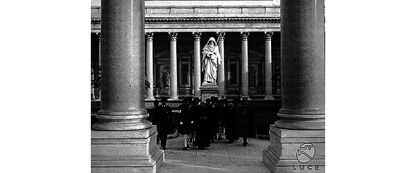 Roma Il principe Asfaw Wossen conversa con un alto prelato mentre cammina accompagnato da alcune personalità nel cortile antistante la facciata della basilica di San Paolo