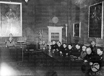 Roma Mussolini e alcuni membri del Gran Consiglio del Fascismo ripresi nella sala del Pappagallo di palazzo Venezia durante la seduta