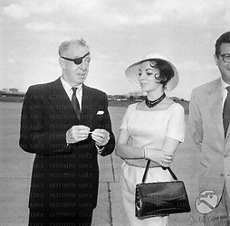 Ciampino Joan Collins con Raul Walsh all'aeroporto di Ciampino