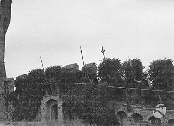 Gradara Comparse in costumi di scena disposte lungo la cinta muraria del castello durante le riprese