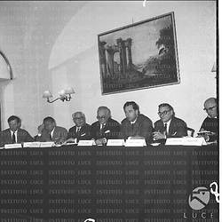 Tavolo degli oratori in occasione di un convegno organizzato dalla D.C.; da destra si riconoscono: padre Gabriele Sinaldi, Gianni Camindoli, Luciano Paolicchi, Luigi Volpicelli ed altre personalità - campo medio