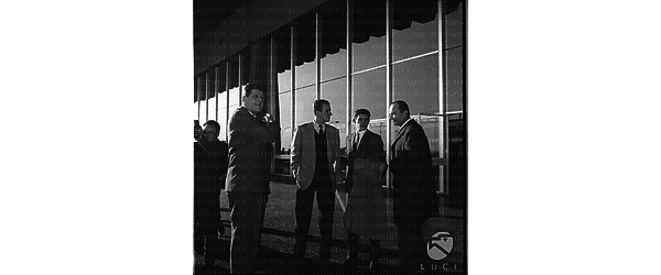 Alessandro Torlonia, Juan Carlos di Borbone, futuro re di Spagna, Marino Torlonia e un uomo all'aeroporto di Fiumicino - totale