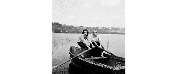 Lorella De Luca ed Alessandra Panaro in posa sulla barca con i remi in mano