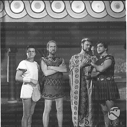 (da sinistra) Massimo Carocci, Piero Lulli, Petri e Gustavo Rojo sul set del film Giulio Cesare - piano americano
