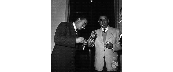 Tre uomini uno dei quali potrebbe essere una personalità delle Filippine - piano americano