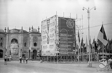 Venezia Il piazzale antistante il palazzo del Cinema, al Lido di Venezia, con cartelloni e apparati pubblicitari di film in concorso alla XI Mostra Internazionale d'Arte Cinematografica