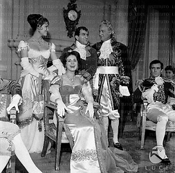 Pierre Mondy, Anna Maria Ferrero, Claudia Cardinale e altri attori recitano in costume sul set del film 'Napoleone ad Austerlitz'