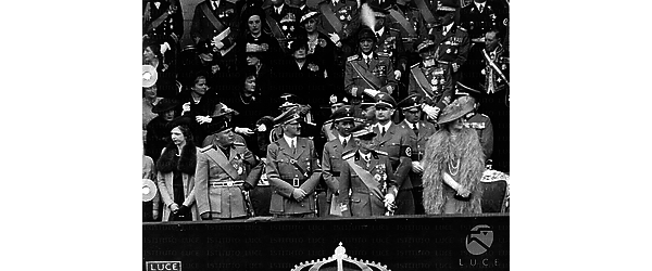Roma Inquadratura della tribuna autorità; si riconoscono: Mussolini, Hitler, il Re, la Regina, Goebbels, Hess, Himmler, Ciano, Badoglio e De Bono
