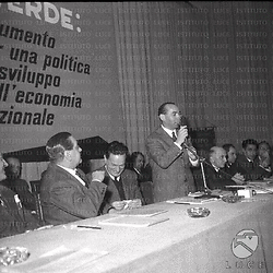 Paolo Bonomi parla al congresso, accanto a lui Zaccagnini