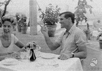 Todi John Gavin e Cecyl Evans al tavolo di  un ristorante di Todi