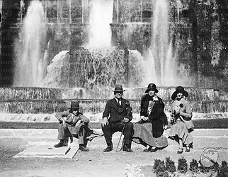 Chamberlain in compagnia di due donne ed un ragazzo posano seduti sul bordo della Fontana di Nettuno