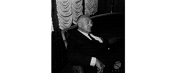 Fritz Lang seduto sul divano durante un'intervista