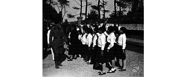Sulcis Piccole italiane salutano Mussolini lungo un viale in una pineta