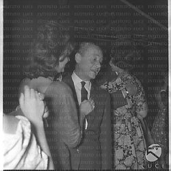 Sandro Pallavicini balla abbracciato ad una donna di spalle sulla pista del Belvedere delle Rose durante l'elezione di Miss Cinema; piano americano