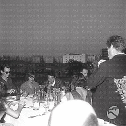 Roma Pranzo durante la pausa; tavolata sul prato con Carlo Lizzani, Gerard Blain, Anna Maria Ferrero e la troupe; sullo sfondo i palazzi di Roma