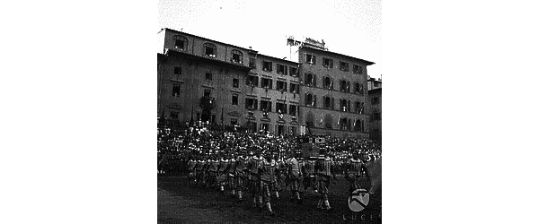Firenze Squadra del calcio storico fiorentino sfila in piazza della Signoria