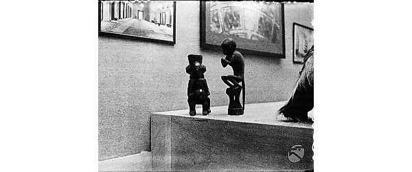 Roma Piccole sculture raffiguranti scimmie esposte in una sala della mostra d'arte coloniale in corso di allestimento