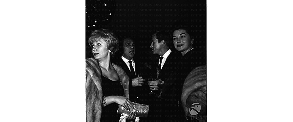 Esther Williams, Fernando Lamas in compagnia di una coppia al cocktail di Anna Maria Pierangeli e e Armando Trovajoli - piano medio