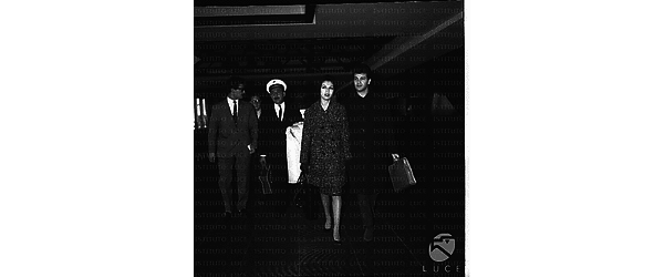 Nancy Sinatra con il marito Tommy Sands all'aeroporto di Fiumicino - totale