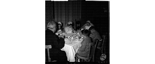 Prima comunione: dopo la festa, il momento del pranzo al tavolo - totale