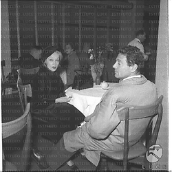 Marlene Dietrich e Raf Vallone seduti ad un tavolino. Totale