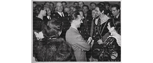 Berlino Joseph Goebbels sorride nel foyer, circondato dagli artisti con il costume di scena