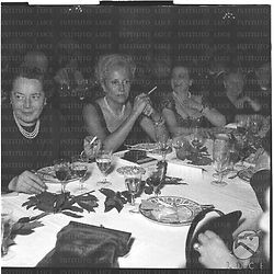 Tavolata di donne in occasione di una serata mondana in onore di Giovanni Artieri - piano americano