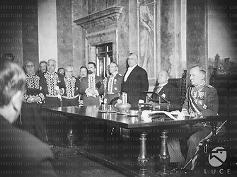 Roma Guglielmo Marconi, nuovo presidente della regia Accademia d'Italia, e Mussolini seduti al tavolo degli oratori nella sala delle Prospettive di villa La Farnesina