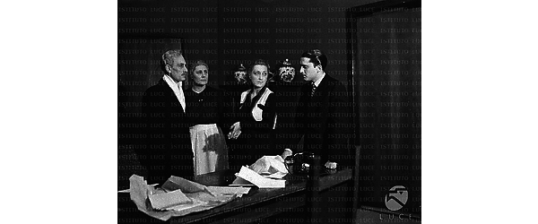 Luigi Cimara (a sinistra) e Gianna Cellini (al centro) impegnati in una scena con un attore e un'attrice della compagnia