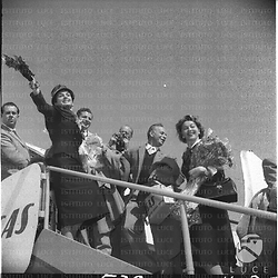Momenti della partenza di attrici e attori italiani per la Russia ripresi sorridenti e festosi sulla scaletta dell'aereo si riconosce la Pampanini - totale