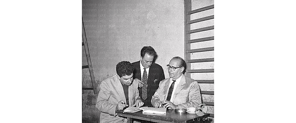Spoleto Edoardo Bruno con Rossellini e Joppolo in una palestra intorno ad un tavolino esaminano un copione