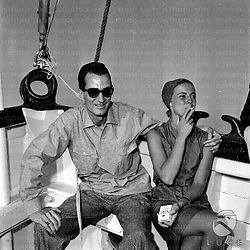 Carlo Lizzani e Anna Maria Ferrero seduti sul ponte della barca