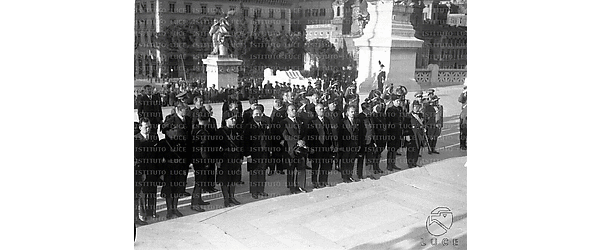 Roma Il borgomastro di Vienna con gerarchi italiani e dirigenti del Fronte patriottico austriaco rende omaggio al Milite ignoto