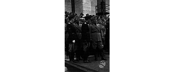Mussolini, Vidussoni, Bottai ed altre autorità assistono alle celebrazioni per il XVIII Annuale della Milizia Universitaria