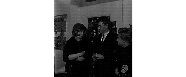 Holbrook Hal, fotografato dietro le quinte dello spettacolo ''Mark Twain Tonight'', con Monica Vitti e Giulietta Masina.