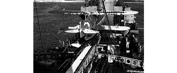 Un idrovolante montato sulla catapulta di una nave da guerra italiana in navigazione