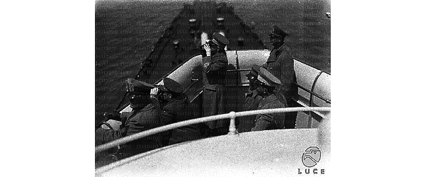 Napoli Un momento della Rassegna osservato dal Sovrano, dal Principe Paolo e da altre autorità a bordo dell'incrociatore "Trieste"