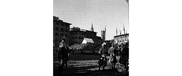 Firenze Gruppo di fanti armati del corteo storico del calcio in costume raccolto, a bordo campo, in piazza della Signoria