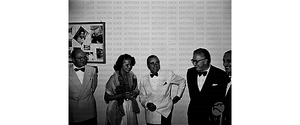 Venezia Alida Valli, l'ambasciatore Dunn, il produttore Selznick, Antonio Petrucci e Giovanni Ponti si scambiano sorrisi in un interno del palazzo del Cinema, al Lido di Venezia, durante una serata del festival del cinema