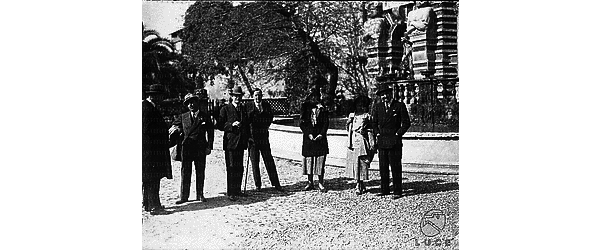 Chamberlain, Grandi e rispettive signore in posa davanti alla Fontana dell'Organo; campo medio