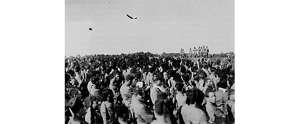 Serra San Bruno Militi fascisti, schierati in un campo di manovre della M.V.S.N. in località Serra San Bruno, ascoltano il discorso del capo di S.M. della milizia Teruzzi